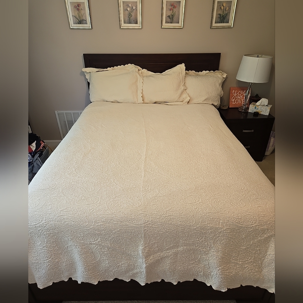 David St. Claire Matelassé Cream Queen Sized Bedspread
